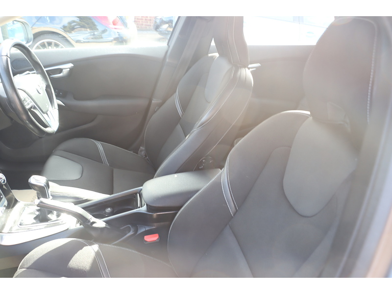 Volvo 2.0 T2 GPF MOMENTUM NAV PLUS HATCHBACK 5DR PETROL MANUAL SAT NAV BLUETOOTH DAB STEREO REAR CAMERA PARKING AIDS SAME OWNER FOR 3 YEARS 51000 MILES FSH 72-74 Mitcham Road