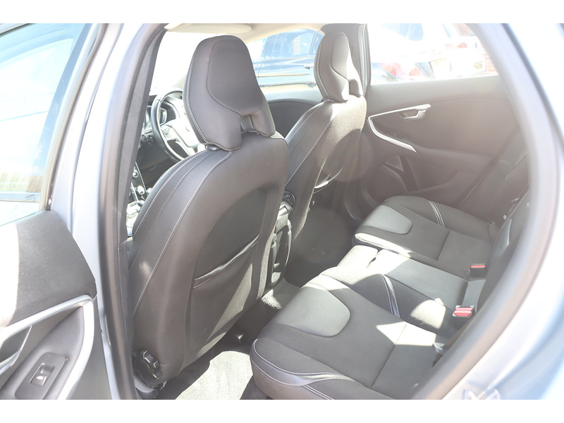 Volvo 2.0 T2 GPF MOMENTUM NAV PLUS HATCHBACK 5DR PETROL MANUAL SAT NAV BLUETOOTH DAB STEREO REAR CAMERA PARKING AIDS SAME OWNER FOR 3 YEARS 51000 MILES FSH 72-74 Mitcham Road