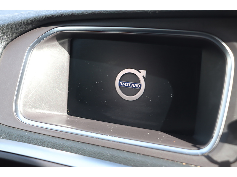 Volvo 2.0 T2 GPF MOMENTUM NAV PLUS HATCHBACK 5DR PETROL MANUAL SAT NAV BLUETOOTH DAB STEREO REAR CAMERA PARKING AIDS SAME OWNER FOR 3 YEARS 51000 MILES FSH 72-74 Mitcham Road