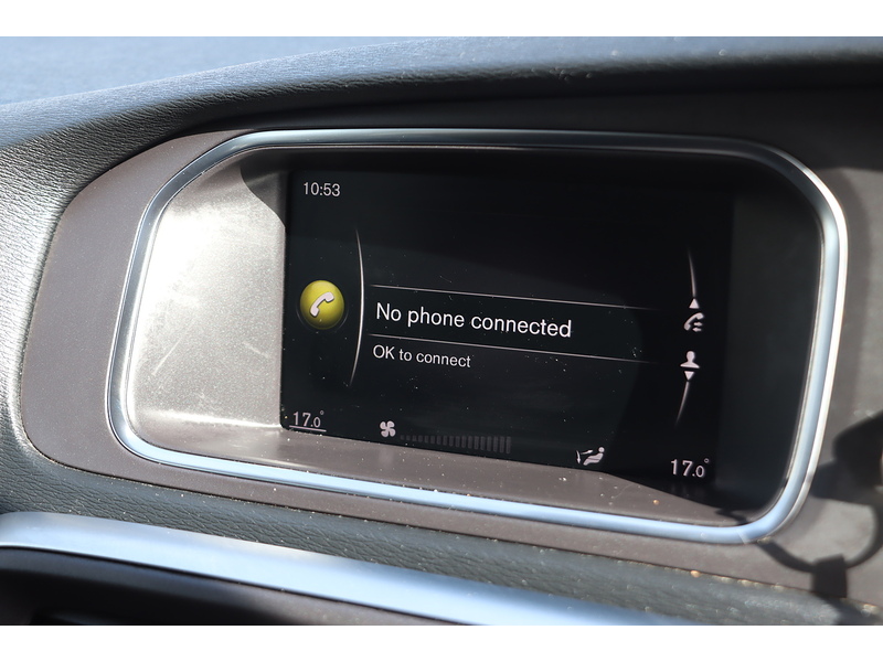 Volvo 2.0 T2 GPF MOMENTUM NAV PLUS HATCHBACK 5DR PETROL MANUAL SAT NAV BLUETOOTH DAB STEREO REAR CAMERA PARKING AIDS SAME OWNER FOR 3 YEARS 51000 MILES FSH 72-74 Mitcham Road