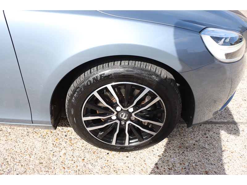 Volvo 2.0 T2 GPF MOMENTUM NAV PLUS HATCHBACK 5DR PETROL MANUAL SAT NAV BLUETOOTH DAB STEREO REAR CAMERA PARKING AIDS SAME OWNER FOR 3 YEARS 51000 MILES FSH 72-74 Mitcham Road