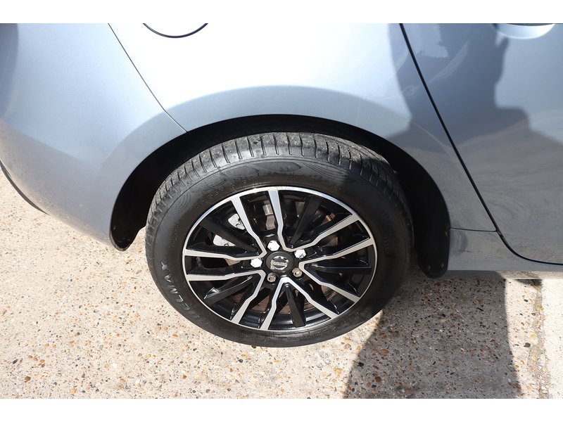 Volvo 2.0 T2 GPF MOMENTUM NAV PLUS HATCHBACK 5DR PETROL MANUAL SAT NAV BLUETOOTH DAB STEREO REAR CAMERA PARKING AIDS SAME OWNER FOR 3 YEARS 51000 MILES FSH 72-74 Mitcham Road
