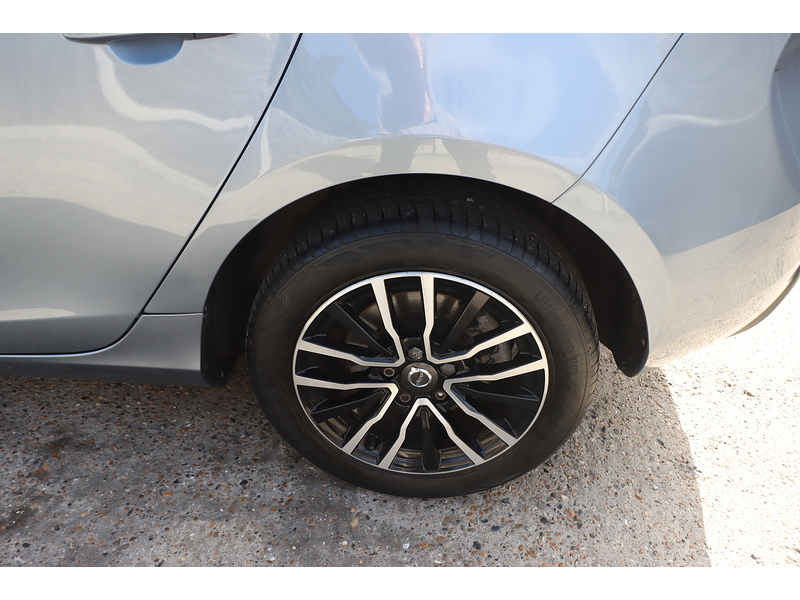 Volvo 2.0 T2 GPF MOMENTUM NAV PLUS HATCHBACK 5DR PETROL MANUAL SAT NAV BLUETOOTH DAB STEREO REAR CAMERA PARKING AIDS SAME OWNER FOR 3 YEARS 51000 MILES FSH 72-74 Mitcham Road