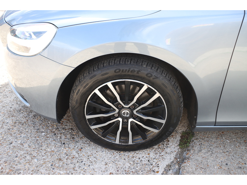 Volvo 2.0 T2 GPF MOMENTUM NAV PLUS HATCHBACK 5DR PETROL MANUAL SAT NAV BLUETOOTH DAB STEREO REAR CAMERA PARKING AIDS SAME OWNER FOR 3 YEARS 51000 MILES FSH 72-74 Mitcham Road
