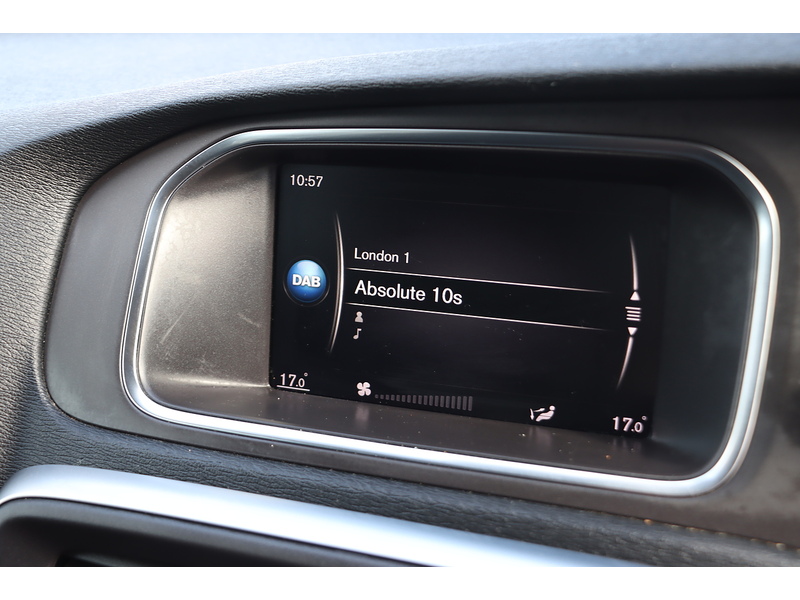 Volvo 2.0 T2 GPF MOMENTUM NAV PLUS HATCHBACK 5DR PETROL MANUAL SAT NAV BLUETOOTH DAB STEREO REAR CAMERA PARKING AIDS SAME OWNER FOR 3 YEARS 51000 MILES FSH 72-74 Mitcham Road