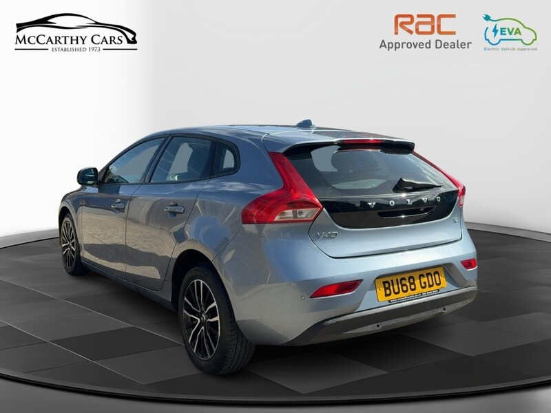 Volvo 2.0 T2 GPF MOMENTUM NAV PLUS HATCHBACK 5DR PETROL MANUAL SAT NAV BLUETOOTH DAB STEREO REAR CAMERA PARKING AIDS SAME OWNER FOR 3 YEARS 51000 MILES FSH 72-74 Mitcham Road