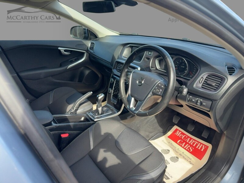 Volvo 2.0 T2 GPF MOMENTUM NAV PLUS HATCHBACK 5DR PETROL MANUAL SAT NAV BLUETOOTH DAB STEREO REAR CAMERA PARKING AIDS SAME OWNER FOR 3 YEARS 51000 MILES FSH 72-74 Mitcham Road