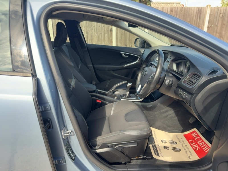 Volvo 2.0 T2 GPF MOMENTUM NAV PLUS HATCHBACK 5DR PETROL MANUAL SAT NAV BLUETOOTH DAB STEREO REAR CAMERA PARKING AIDS SAME OWNER FOR 3 YEARS 51000 MILES FSH 72-74 Mitcham Road