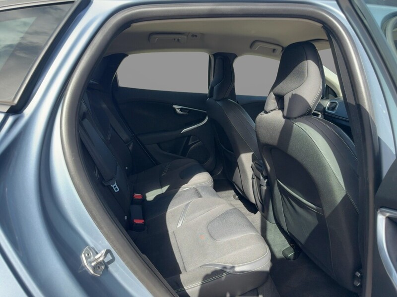 Volvo 2.0 T2 GPF MOMENTUM NAV PLUS HATCHBACK 5DR PETROL MANUAL SAT NAV BLUETOOTH DAB STEREO REAR CAMERA PARKING AIDS SAME OWNER FOR 3 YEARS 51000 MILES FSH 72-74 Mitcham Road