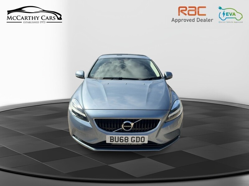 Volvo 2.0 T2 GPF MOMENTUM NAV PLUS HATCHBACK 5DR PETROL MANUAL SAT NAV BLUETOOTH DAB STEREO REAR CAMERA PARKING AIDS SAME OWNER FOR 3 YEARS 51000 MILES FSH 72-74 Mitcham Road