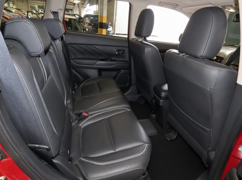 Mitsubishi 2.0H 12KWH 4H SUV 5DR PETROL PLUG-IN HYBRID 4WD AUTO SUNROOF HEATED SEATS SAT NAV BLUETOOTH REAR CAM PARKING AIDS 2 OWNERS 73000 MILES FSH 8 SERVICES 72-74 Mitcham Road