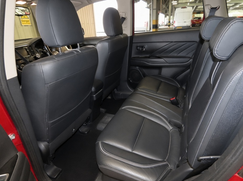 Mitsubishi 2.0H 12KWH 4H SUV 5DR PETROL PLUG-IN HYBRID 4WD AUTO SUNROOF HEATED SEATS SAT NAV BLUETOOTH REAR CAM PARKING AIDS 2 OWNERS 73000 MILES FSH 8 SERVICES 72-74 Mitcham Road