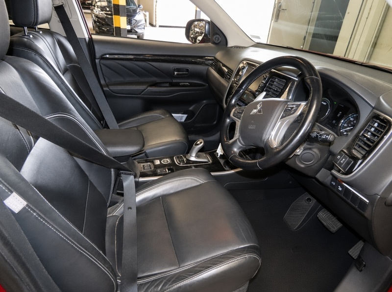 Mitsubishi 2.0H 12KWH 4H SUV 5DR PETROL PLUG-IN HYBRID 4WD AUTO SUNROOF HEATED SEATS SAT NAV BLUETOOTH REAR CAM PARKING AIDS 2 OWNERS 73000 MILES FSH 8 SERVICES 72-74 Mitcham Road
