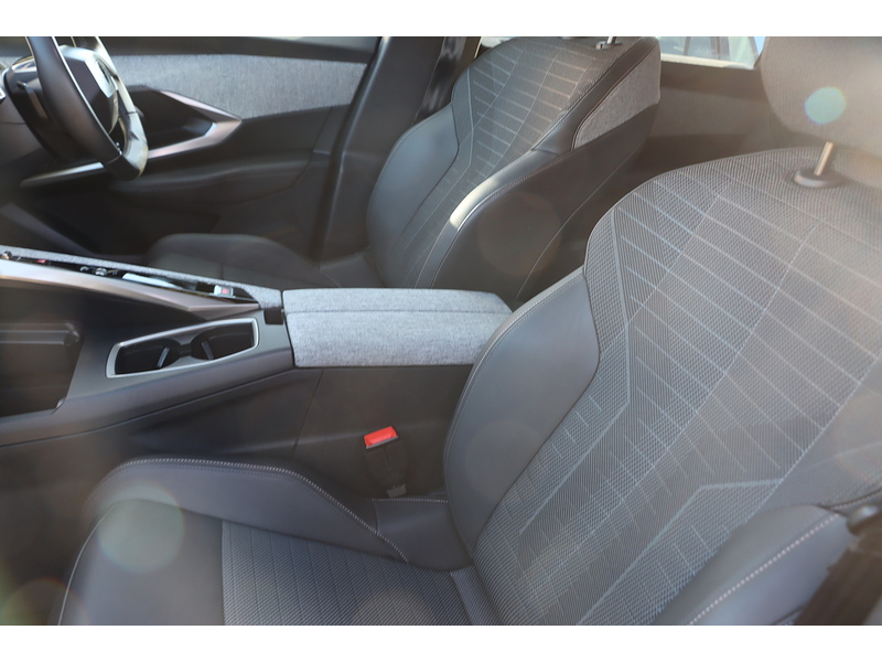 Peugeot 1.2 ALLURE SUV 5DR PETROL HYBRID E-DSC6 AUTO 7 SEATER SAT NAV BLUETOOTH DAB STEREO APPLE CARPLAY REAR CAMERA PARKING AIDS 1 OWNER ONLY 24000 MILES FSH 72-74 Mitcham Road