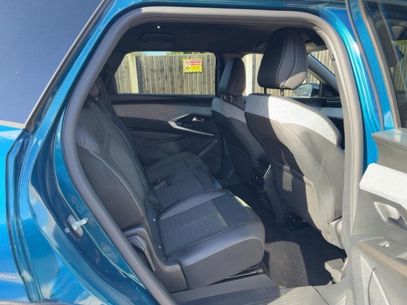 Peugeot 1.2 ALLURE SUV 5DR PETROL HYBRID E-DSC6 AUTO 7 SEATER SAT NAV BLUETOOTH DAB STEREO APPLE CARPLAY REAR CAMERA PARKING AIDS 1 OWNER ONLY 24000 MILES FSH 72-74 Mitcham Road