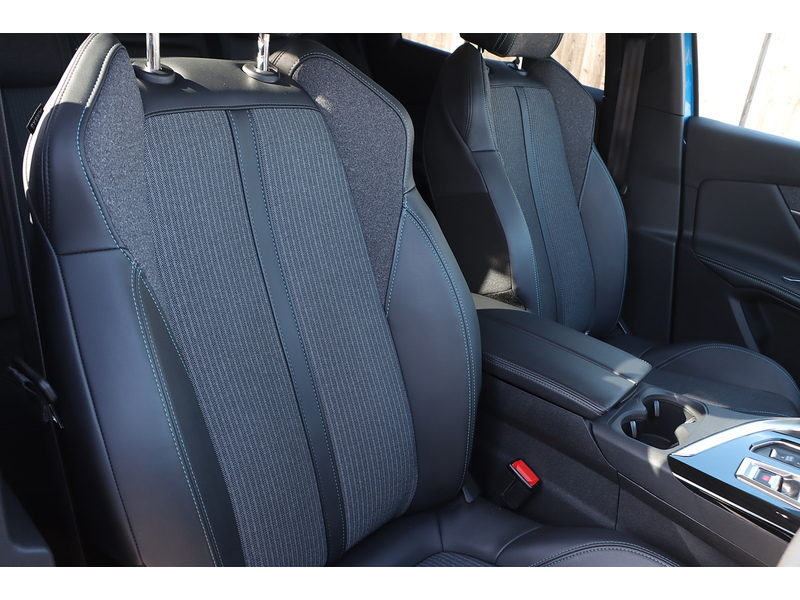 Peugeot 1.6 13.2KWH ALLURE PREMIUM SUV 5DR PETROL PLUG-IN HYBRID E-EAT EURO 6 (S/S) (225 PS) SAT NAV APPLE CARPLAY ANDROID AUTO REAR CAM PARKING AIDS DAB 72-74 Mitcham Road