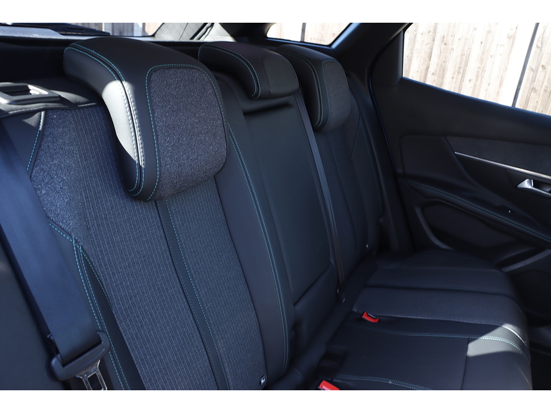 Peugeot 1.6 13.2KWH ALLURE PREMIUM SUV 5DR PETROL PLUG-IN HYBRID E-EAT EURO 6 (S/S) (225 PS) SAT NAV APPLE CARPLAY ANDROID AUTO REAR CAM PARKING AIDS DAB 72-74 Mitcham Road