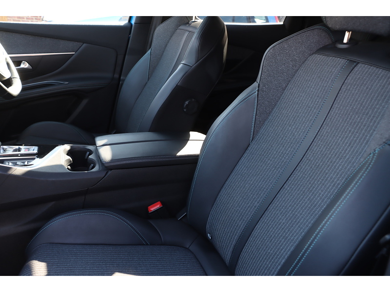 Peugeot 1.6 13.2KWH ALLURE PREMIUM SUV 5DR PETROL PLUG-IN HYBRID E-EAT EURO 6 (S/S) (225 PS) SAT NAV APPLE CARPLAY ANDROID AUTO REAR CAM PARKING AIDS DAB 72-74 Mitcham Road