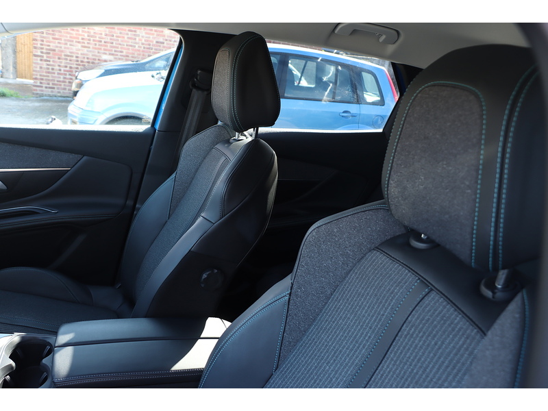 Peugeot 1.6 13.2KWH ALLURE PREMIUM SUV 5DR PETROL PLUG-IN HYBRID E-EAT EURO 6 (S/S) (225 PS) SAT NAV APPLE CARPLAY ANDROID AUTO REAR CAM PARKING AIDS DAB 72-74 Mitcham Road