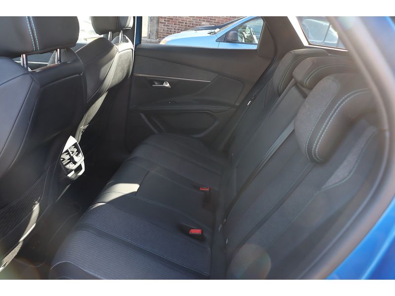 Peugeot 1.6 13.2KWH ALLURE PREMIUM SUV 5DR PETROL PLUG-IN HYBRID E-EAT EURO 6 (S/S) (225 PS) SAT NAV APPLE CARPLAY ANDROID AUTO REAR CAM PARKING AIDS DAB 72-74 Mitcham Road