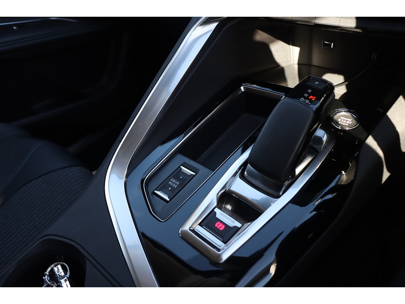 Peugeot 1.6 13.2KWH ALLURE PREMIUM SUV 5DR PETROL PLUG-IN HYBRID E-EAT EURO 6 (S/S) (225 PS) SAT NAV APPLE CARPLAY ANDROID AUTO REAR CAM PARKING AIDS DAB 72-74 Mitcham Road