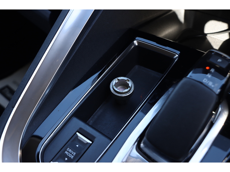 Peugeot 1.6 13.2KWH ALLURE PREMIUM SUV 5DR PETROL PLUG-IN HYBRID E-EAT EURO 6 (S/S) (225 PS) SAT NAV APPLE CARPLAY ANDROID AUTO REAR CAM PARKING AIDS DAB 72-74 Mitcham Road