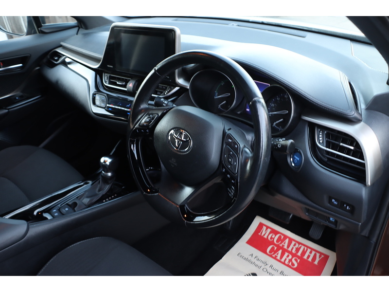 Toyota 
1.8 VVT-H DESIGN SUV 5DR PETROL HYBRID AUTO EURO 6 (S/S) (122 PS) SAT NAV REAR CAM BLUETOOTH DAB JUST 2 OWNERS ONLY 58000 MILES SERVICE HISTORY 72-74 Mitcham Road
