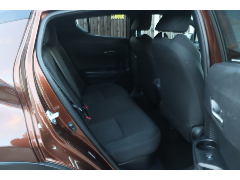 Toyota 
1.8 VVT-H DESIGN SUV 5DR PETROL HYBRID AUTO EURO 6 (S/S) (122 PS) SAT NAV REAR CAM BLUETOOTH DAB JUST 2 OWNERS ONLY 58000 MILES SERVICE HISTORY 72-74 Mitcham Road