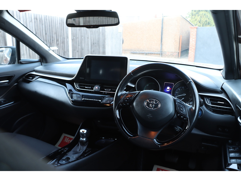 Toyota 
1.8 VVT-H DESIGN SUV 5DR PETROL HYBRID AUTO EURO 6 (S/S) (122 PS) SAT NAV REAR CAM BLUETOOTH DAB JUST 2 OWNERS ONLY 58000 MILES SERVICE HISTORY 72-74 Mitcham Road