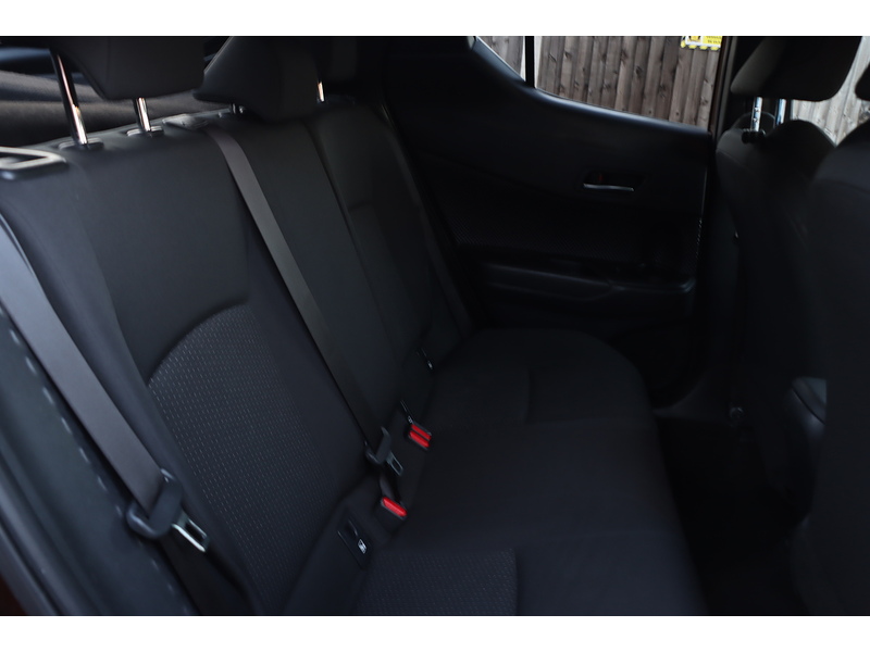 Toyota 
1.8 VVT-H DESIGN SUV 5DR PETROL HYBRID AUTO EURO 6 (S/S) (122 PS) SAT NAV REAR CAM BLUETOOTH DAB JUST 2 OWNERS ONLY 58000 MILES SERVICE HISTORY 72-74 Mitcham Road