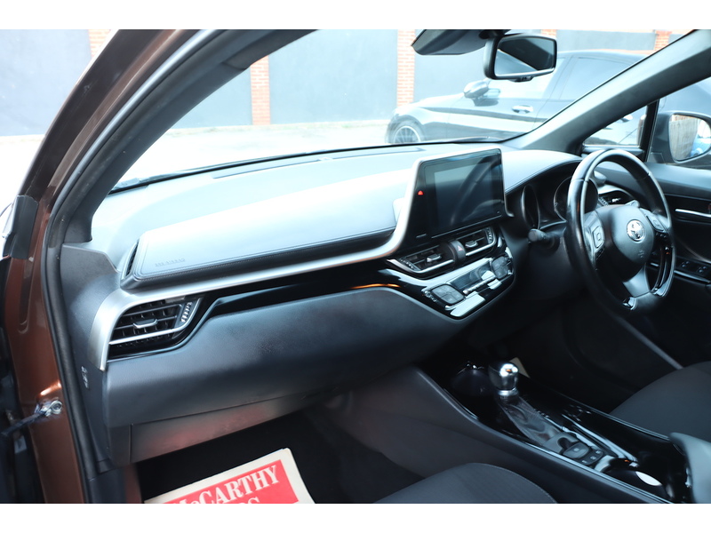 Toyota 
1.8 VVT-H DESIGN SUV 5DR PETROL HYBRID AUTO EURO 6 (S/S) (122 PS) SAT NAV REAR CAM BLUETOOTH DAB JUST 2 OWNERS ONLY 58000 MILES SERVICE HISTORY 72-74 Mitcham Road