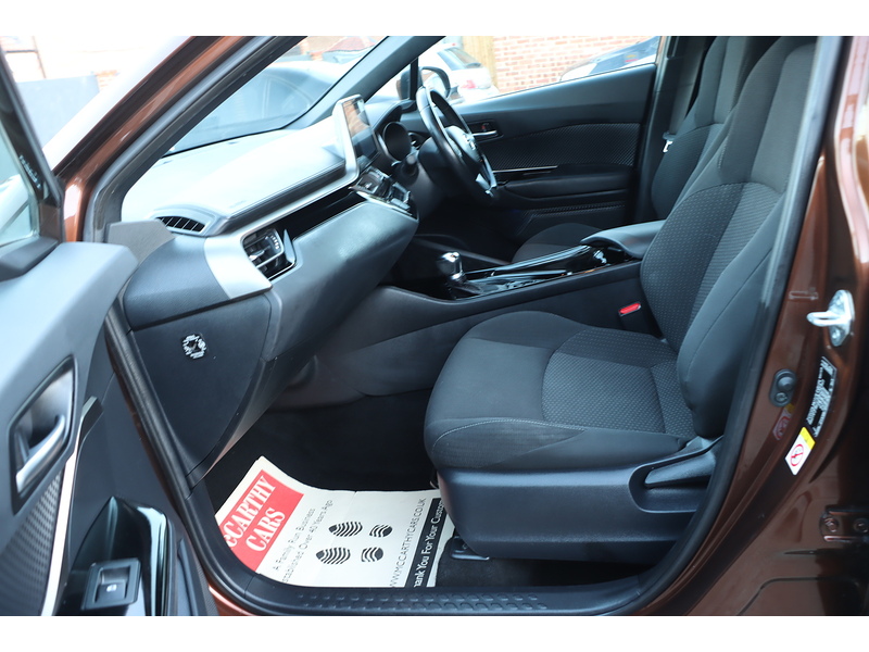 Toyota 
1.8 VVT-H DESIGN SUV 5DR PETROL HYBRID AUTO EURO 6 (S/S) (122 PS) SAT NAV REAR CAM BLUETOOTH DAB JUST 2 OWNERS ONLY 58000 MILES SERVICE HISTORY 72-74 Mitcham Road