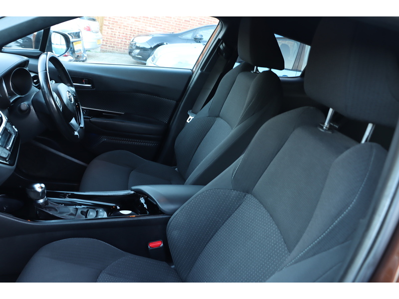 Toyota 
1.8 VVT-H DESIGN SUV 5DR PETROL HYBRID AUTO EURO 6 (S/S) (122 PS) SAT NAV REAR CAM BLUETOOTH DAB JUST 2 OWNERS ONLY 58000 MILES SERVICE HISTORY 72-74 Mitcham Road
