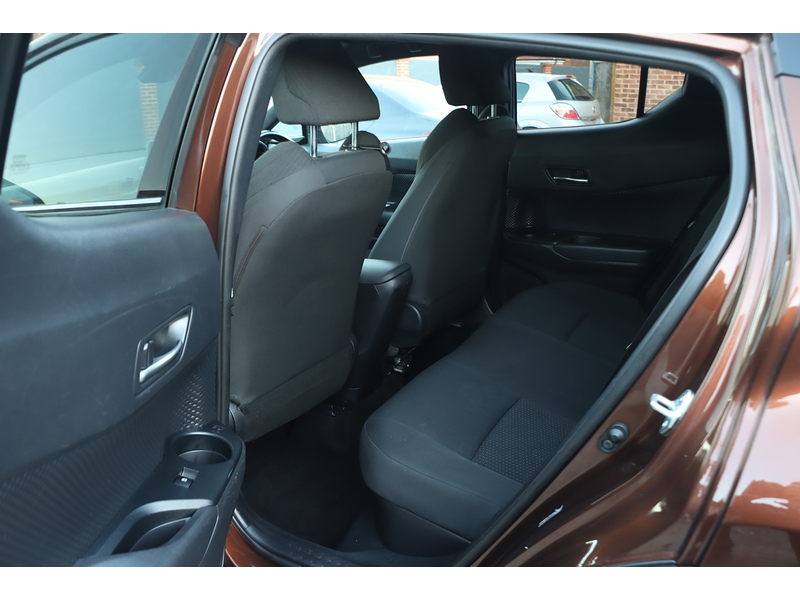 Toyota 
1.8 VVT-H DESIGN SUV 5DR PETROL HYBRID AUTO EURO 6 (S/S) (122 PS) SAT NAV REAR CAM BLUETOOTH DAB JUST 2 OWNERS ONLY 58000 MILES SERVICE HISTORY 72-74 Mitcham Road