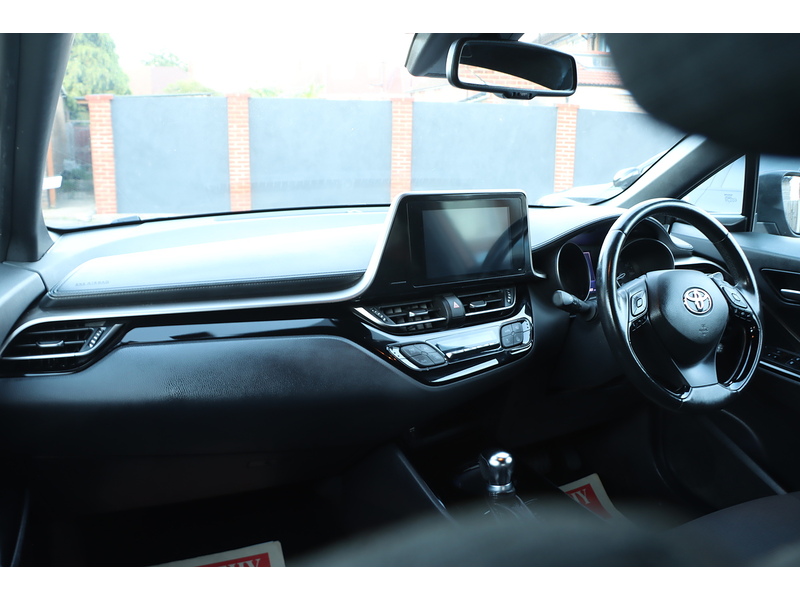 Toyota 
1.8 VVT-H DESIGN SUV 5DR PETROL HYBRID AUTO EURO 6 (S/S) (122 PS) SAT NAV REAR CAM BLUETOOTH DAB JUST 2 OWNERS ONLY 58000 MILES SERVICE HISTORY 72-74 Mitcham Road