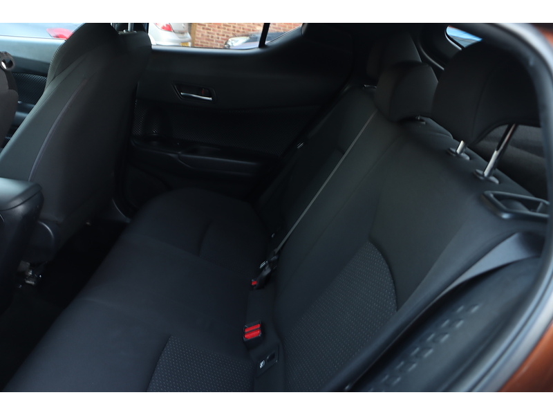 Toyota 
1.8 VVT-H DESIGN SUV 5DR PETROL HYBRID AUTO EURO 6 (S/S) (122 PS) SAT NAV REAR CAM BLUETOOTH DAB JUST 2 OWNERS ONLY 58000 MILES SERVICE HISTORY 72-74 Mitcham Road