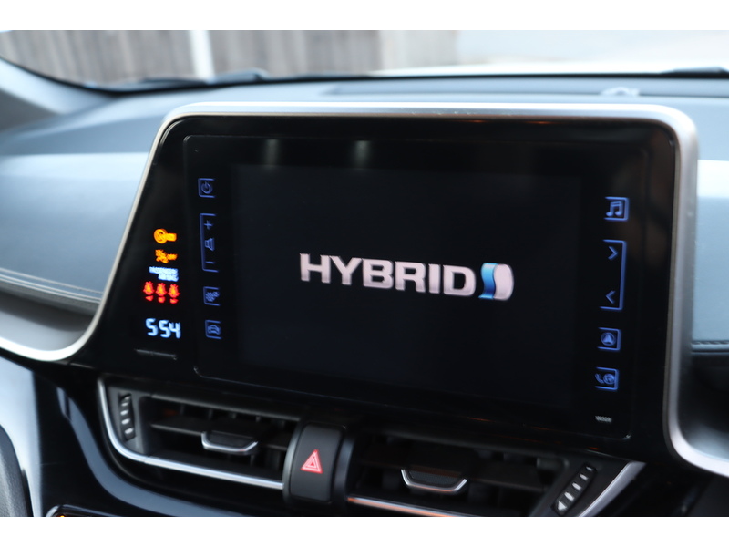 Toyota 
1.8 VVT-H DESIGN SUV 5DR PETROL HYBRID AUTO EURO 6 (S/S) (122 PS) SAT NAV REAR CAM BLUETOOTH DAB JUST 2 OWNERS ONLY 58000 MILES SERVICE HISTORY 72-74 Mitcham Road