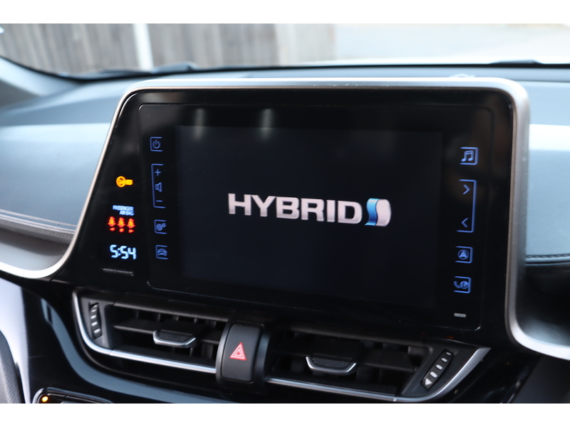 Toyota 
1.8 VVT-H DESIGN SUV 5DR PETROL HYBRID AUTO EURO 6 (S/S) (122 PS) SAT NAV REAR CAM BLUETOOTH DAB JUST 2 OWNERS ONLY 58000 MILES SERVICE HISTORY 72-74 Mitcham Road