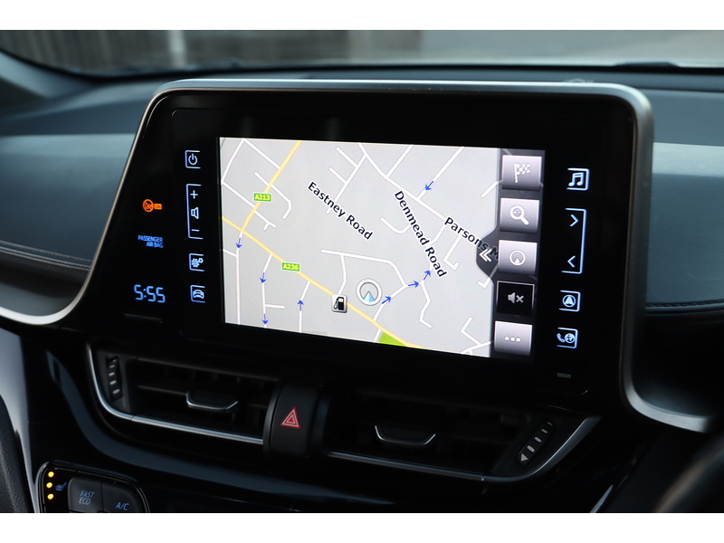 Toyota 
1.8 VVT-H DESIGN SUV 5DR PETROL HYBRID AUTO EURO 6 (S/S) (122 PS) SAT NAV REAR CAM BLUETOOTH DAB JUST 2 OWNERS ONLY 58000 MILES SERVICE HISTORY 72-74 Mitcham Road