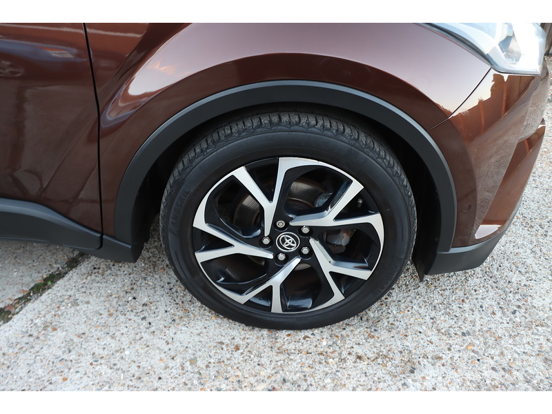 Toyota 
1.8 VVT-H DESIGN SUV 5DR PETROL HYBRID AUTO EURO 6 (S/S) (122 PS) SAT NAV REAR CAM BLUETOOTH DAB JUST 2 OWNERS ONLY 58000 MILES SERVICE HISTORY 72-74 Mitcham Road
