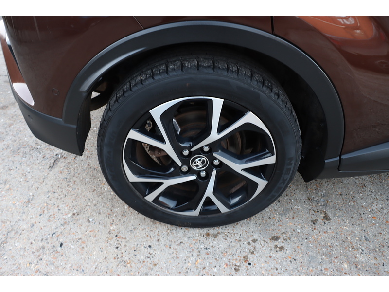 Toyota 
1.8 VVT-H DESIGN SUV 5DR PETROL HYBRID AUTO EURO 6 (S/S) (122 PS) SAT NAV REAR CAM BLUETOOTH DAB JUST 2 OWNERS ONLY 58000 MILES SERVICE HISTORY 72-74 Mitcham Road