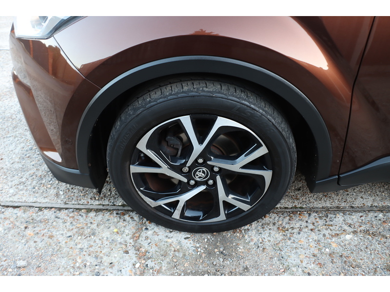 Toyota 
1.8 VVT-H DESIGN SUV 5DR PETROL HYBRID AUTO EURO 6 (S/S) (122 PS) SAT NAV REAR CAM BLUETOOTH DAB JUST 2 OWNERS ONLY 58000 MILES SERVICE HISTORY 72-74 Mitcham Road