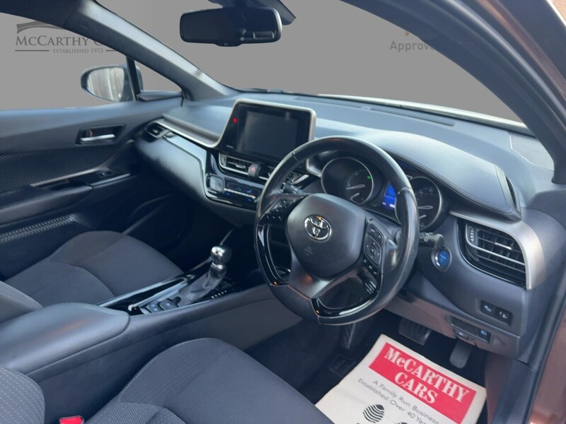Toyota 
1.8 VVT-H DESIGN SUV 5DR PETROL HYBRID AUTO EURO 6 (S/S) (122 PS) SAT NAV REAR CAM BLUETOOTH DAB JUST 2 OWNERS ONLY 58000 MILES SERVICE HISTORY 72-74 Mitcham Road