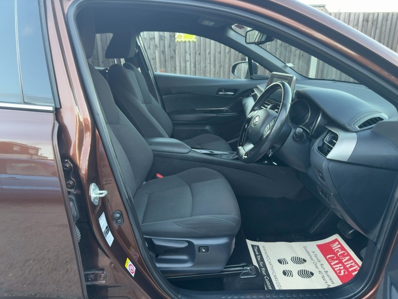 Toyota 
1.8 VVT-H DESIGN SUV 5DR PETROL HYBRID AUTO EURO 6 (S/S) (122 PS) SAT NAV REAR CAM BLUETOOTH DAB JUST 2 OWNERS ONLY 58000 MILES SERVICE HISTORY 72-74 Mitcham Road