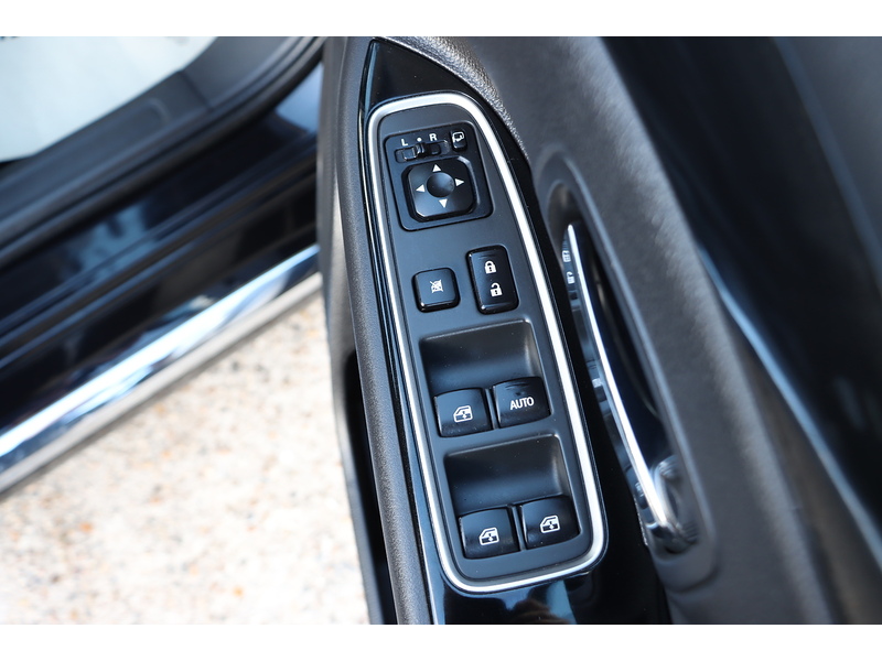 Mitsubishi 2.0h 12kWh 4h SUV 5dr Petrol Plug-in Hybrid CVT 4WD Euro 6 (s/s) (200 ps) 72-74 Mitcham Road