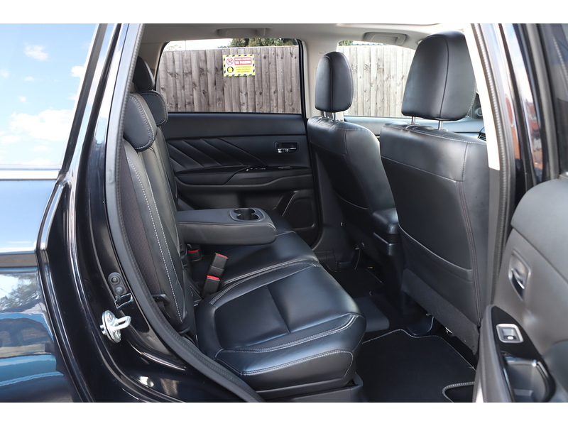 Mitsubishi 2.0h 12kWh 4h SUV 5dr Petrol Plug-in Hybrid CVT 4WD Euro 6 (s/s) (200 ps) 72-74 Mitcham Road