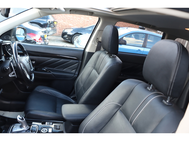 Mitsubishi 2.0h 12kWh 4h SUV 5dr Petrol Plug-in Hybrid CVT 4WD Euro 6 (s/s) (200 ps) 72-74 Mitcham Road