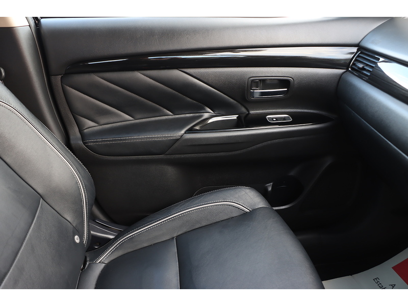 Mitsubishi 2.0h 12kWh 4h SUV 5dr Petrol Plug-in Hybrid CVT 4WD Euro 6 (s/s) (200 ps) 72-74 Mitcham Road