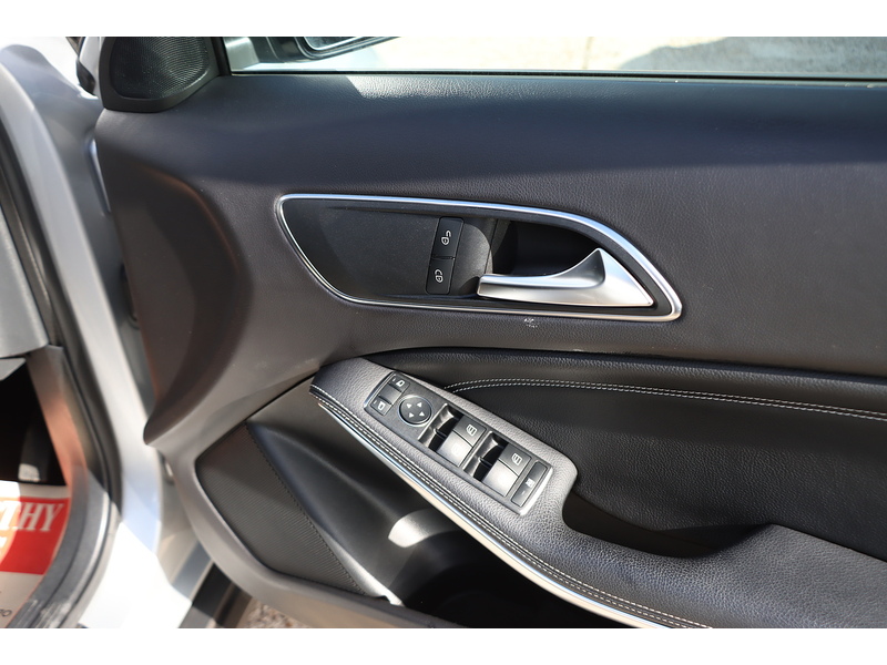 Mercedes-Benz 1.6 GLA180 GPF Urban Edition SUV 5dr Petrol 7G-DCT Euro 6 (s/s) (122 ps) 72-74 Mitcham Road