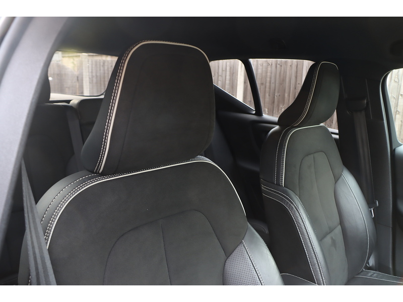 Volvo 2.0 B4 MHEV R-Design SUV 5dr Petrol Hybrid Auto AWD Euro 6 (s/s) (197 ps) 72-74 Mitcham Road